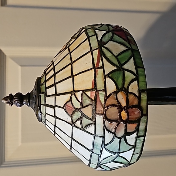 Tiffany style stained glass lamp - Picture 2 of 3